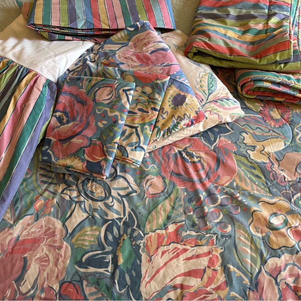 COLLIER CAMPBELL 9 piece Tamborine ensemble with reversible Queen sz comforter,